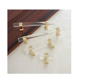 Poignée de porte en laiton et acrylique de qualité supérieure, faite à la main, design unique, pour meubles de maison, armoires et tiroirs, en vente - Product Image 1