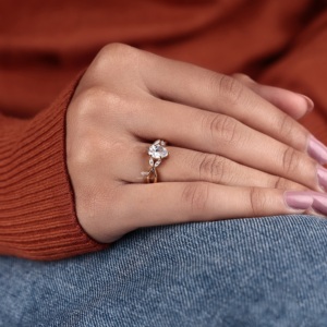 Anillo de compromiso con diamante cultivado en laboratorio de corte pera inspirado en la naturaleza, con piedras laterales marquesa y vástago retorcido, joyería nupcial de oro de 14K - Product Image 5
