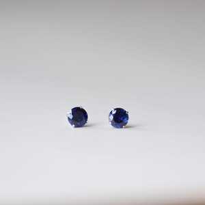 Boucles d'oreilles en argent sterling avec saphir de laboratoire, bijoux pierre de naissance de septembre, boucles d'oreilles minimalistes, cadeau pour elle - Product Image 4