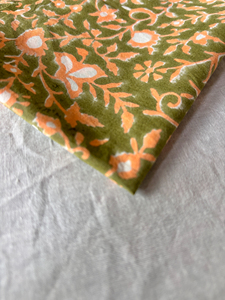 Tela de algodón estampada a mano en India con diseño floral en tonos melocotón y azul sobre base verde oliva - Product Image 3