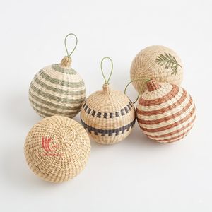 Ornements en forme de boule en jonc de mer faits à la main, décorations de Noël rustiques suspendues, motifs rayés brun naturel, étiquette en papier - Product Image 2