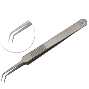 Pince à épiler professionnelle en acier inoxydable à angle de 45 degrés avec poignée dentelée pour l'application et l'isolation des cils - Product Image 1