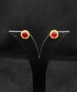 Boucles d'oreilles clous plaquées or en gros avec pierres rouges et bordure en strass, bijoux fantaisie de mode indienne pour femmes, jeunes filles et mariées - Product Image 1