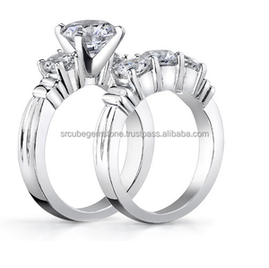 Anillo de compromiso de 3 piedras chapado en oro para mujer, nueva colección, Moissanite brillante redondo, proveedor indio para regalos de boda - Product Image 2