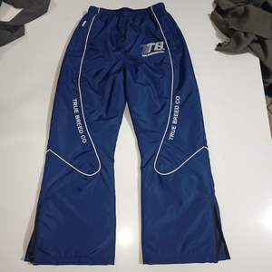 Fabricants de vêtements : Ensemble survêtement personnalisé pour hommes, comprenant un sweat à capuche réfléchissant 3M et un pantalon de survêtement en nylon coupe-vent - Product Image 5