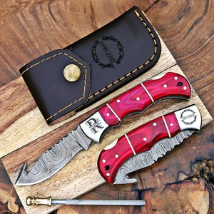 Couteau pliant artisanal en acier Damas avec gravure personnalisée, lame Gut Hook, manche en bois, professionnel, multifonctionnel, pour l'extérieur - Product Image 2