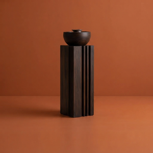 Este quemador de incienso de madera presenta una base de pilar acanalada y un tazón superior para una elegancia arquitectónica elegante en aromaterapia. - Product Image 2