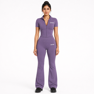 Ensemble de yoga imprimé personnalisé pour femme avec logo, haut court zippé à manches courtes et leggings évasés, ensemble de survêtement respirant 2 pièces pour la gym - Product Image 3