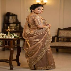 VASTRA COTTAGE Saree de Seda Pura de Diseño con Detalles Originales de Cuentas Doradas y Borde Calado con Blusa de Lujo - Product Image 4