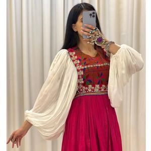 Robe courte nomade afghane authentique avec bordures perlées éclatantes, breloques traditionnelles en forme de pièces de monnaie et broderies à la main très épaisses - Product Image 5
