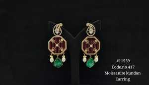 Pendientes colgantes vintage 11559 de Kundan verde con moissanita y perlas, chapados en oro, para mujer, elegantes joyas nupciales. - Product Image 3