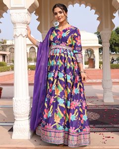 Mode tendance pour femmes : robe Anarkali violette pour mariages et soirées, manches 3/4, en crêpe de soie Chinon, semi-couturée - Product Image 4