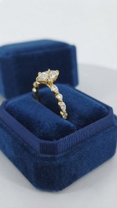 Bague de fiançailles pour femme en or jaune 18 carats avec diamant taille marquise néerlandaise et diamants latéraux, style classique - Product Image 4