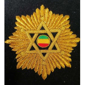 Badge personnalisé en feutre de qualité supérieure, brodé à la main avec fils dorés et plumes, décoré de paillettes, thème Anime, vente en gros - Product Image 1