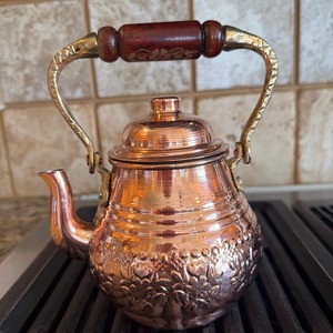 Bouilloire à thé vintage de luxe en cuivre avec long bec courbé, poignée classique en cuivre, couvercle assorti, design et motif traditionnels arrondis - Product Image 2