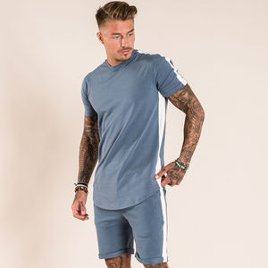Conjunto de camiseta y pantalones cortos negros para hombre, dos piezas, corte ajustado, camiseta con paneles laterales y pantalones cortos a juego, ropa informal deportiva para estar en casa - Product Image 2
