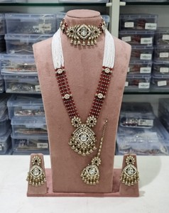 Parure de bijoux de mariée traditionnelle Kundan avec collier long, boucles d'oreilles, mang tika, perles de rocaille multirangs et perles perlées - Vente en gros - Product Image 2