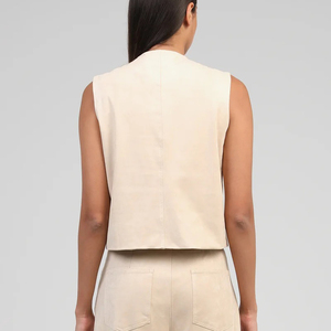 Chaleco sin mangas beige para mujer con botones dorados, sin cuello, de piel sintética, largo regular, color sólido - Product Image 3