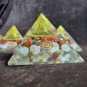 พีระมิดออร์กอนคุณภาพดี ขนาด 70-75 มม. แกะสลักจากอัญมณีอาเกตควอตซ์คริสตัล เครื่องสร้างความมั่งคั่ง ลายศรียันทรา กุมารี จักระโกมาติ พร้อมหินโข่วรี จำนวนมาก - Product Image 4