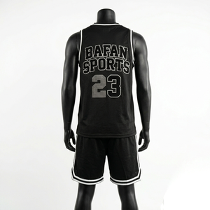 Conjunto de camiseta y pantalones cortos de baloncesto para hombre, transpirable, de malla de poliéster, diseño de paneles en blanco y negro, logotipo personalizado por sublimación para conjunto masculino. - Product Image 6