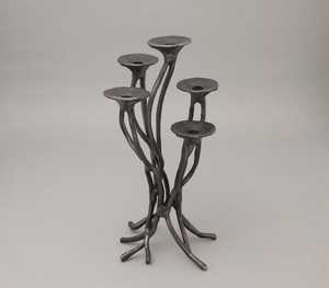 Candelabro de aluminio con acabado negro rústico y cinco portavelas para decoración del hogar, diseño duradero. - Product Image 3