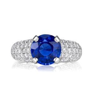 Anillo de Compromiso Clásico para Mujer en Oro de 18K con Zafiro y Banda Pavé con Diamantes de Corte Brillante Redondo - Product Image 1
