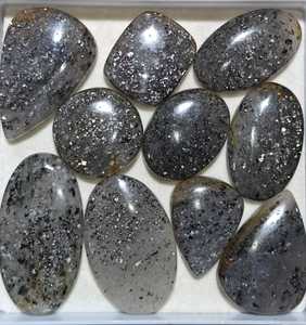 Cabujón de piedra negra solar Natural de la mejor calidad 2024, artesanía de magnesia, cristal de piedras preciosas para la fabricación de joyas curativas, venta a granel de Jaipur - Product Image 1