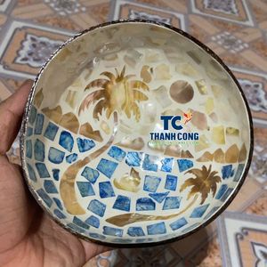 Meilleur Article Éco-responsable : Bol Vintage en Coque de Noix de Coco, Fait Main, Incrustation Nacre, Motif Bateau à Voile et Paysage Côtier, Mosaïque Souvenir - Product Image 1