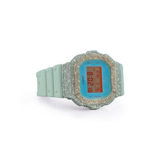 Montre de luxe élégante et tendance, entièrement sertie de diamants Moissanite, avec boîtier en acier inoxydable et bracelet en caoutchouc noir - Product Image 1