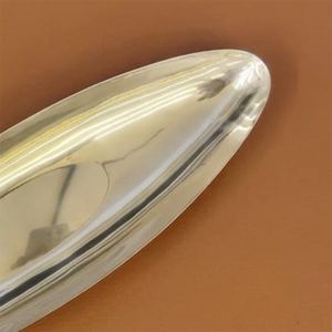 Ce plateau élégant en forme de bateau, argenté, présente une finition très polie et des extrémités pointues, idéal pour servir des aliments et décorer. - Product Image 4