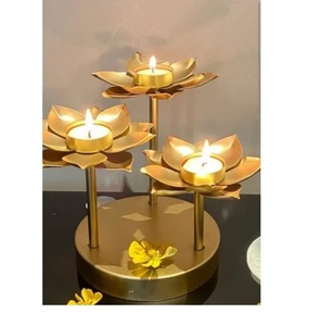 Juego de Portavelas de Mesa Industriales de Latón Resistentes al Viento, Modelo Gold Hurricane de ZARA ENTERPRISES, con Base de Metal - Product Image 1