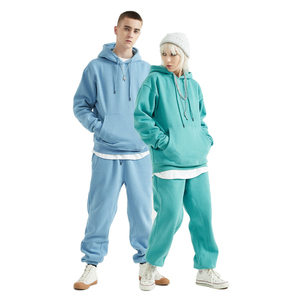 Vêtement d'hiver luxueux au toucher doux avec structure respirante et forme cintrée moderne - Product Image 1