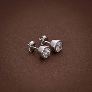 Pendientes Solitarios con Diamantes Creados en Laboratorio, Engaste de Bisel, 1.55 Quilates de Peso Total, Diamantes de Corte Redondo Certificados F-G VVS-VS - Product Image 4