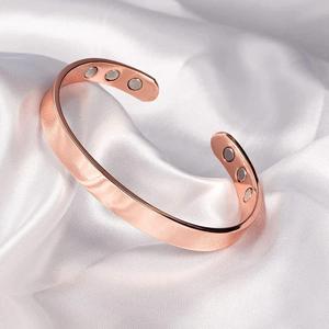 Bracelet manchette ouverte en laiton fait main, fabriqué en Inde, léger et ajustable, idéal pour les voyages, les fêtes et les cadeaux – En vente - Product Image 5