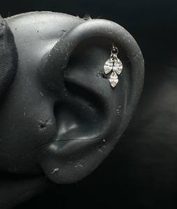 Pendientes de Lujo con Diamantes Marquise en Oro de 14K y Silueta de Pluma Flotante - Product Image 6