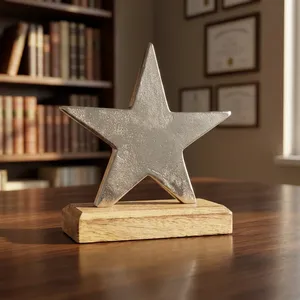 Elegante Adorno Decorativo de Metal con Estrella Plateada, Base de Madera, Moderno, Ecológico, Hecho a Mano, para Decoración del Hogar - Product Image 1