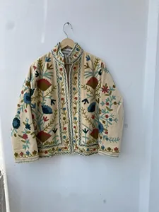 Veste Suzani en velours beige brodée à la main avec des motifs floraux, col montant, manches longues, style bohème, chic prairie, manteau de printemps pour femmes - Product Image 2