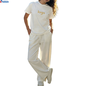 Ensemble de survêtement hip-hop personnalisé pour femme avec logo, manches courtes, col rond, coupe ample, pantalon à cordon de serrage, longueur intégrale, respirant, idéal pour l'été - Product Image 3