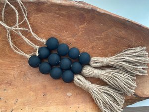 Décoration murale en macramé noir fait main avec des pompons en corde naturelle, décoration bohème pour la maison, accent pour le salon - Product Image 1