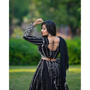 ATTRACTIVE GEORGETTE FIL À BRODER ZARI TRAVAIL LEHENAG CHOLI AVEC DUPATTA NOIR - Product Image 6