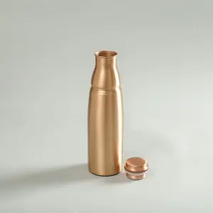 Bouteille d'eau en cuivre pur avec une brillance métallique naturelle, surface polie lisse, ton or élégant, qualité supérieure - Product Image 3