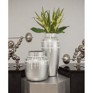 Jarrón de Metal Plateado Natural para Decoración de Inspiración Orgánica con Belleza Sutil - Product Image 2