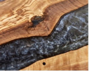 Tabla de cortar rectangular artesanal de madera de olivo con incrustaciones de resina y asa - Product Image 6