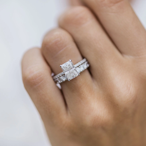 แหวนหมั้นเพชรทรงแอสเชอร์ทองคำ 14K สวยงาม พร้อมเพชรข้าง ได้รับการรับรองจาก IGI สไตล์คลาสสิกสำหรับผู้หญิง - Product Image 1