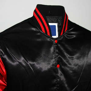 Chaqueta Varsity de Satén Rojo de Poliéster de la Más Alta Calidad, Diseño en Blanco, Manga Larga, Logotipo Personalizado, Cuello Alto, Personalizable en la Parte Delantera - Product Image 3