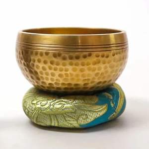 Bol chantant bouddhiste en laiton pour la méditation, le yoga et la sonothérapie, fabriqué par un artisan avec un design floral. - Product Image 1