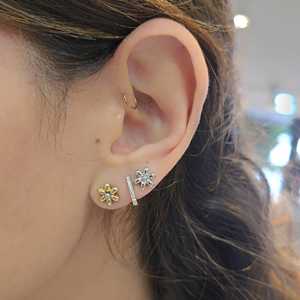 Pendientes Minimalistas con Pequeñas Flores, Delicados y Personalizados, de Oro Sólido de 14K y 18K, Pequeños y Elegantes para Uso Diario - Product Image 2