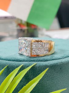 Anillo de Diamantes Corte Princesa con Halo en Oro Amarillo, Piedra Central Brillante con Halo Reluciente, Perfecto para Compromiso, Lujoso - Product Image 2