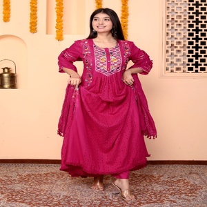 Conjunto de Kurta Anarkali de Rayón Rosa Rani Elegante NIYANI con Bordado Intrincado, Dupatta, Largo hasta el Tobillo, Elegancia Festiva para Bodas y Fiestas - Product Image 5