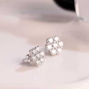 Pendientes de tuerca con racimo de moissanita VVS de corte redondo brillante, estilo floral, de plata de ley 925, regalo clásico de aniversario para parejas - Product Image 4